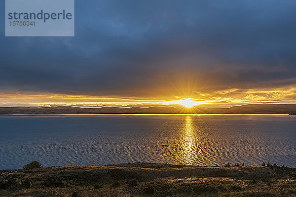 Neuseeland  Sturmwolken über dem Ufer des Pukaki-Sees bei Sonnenaufgang