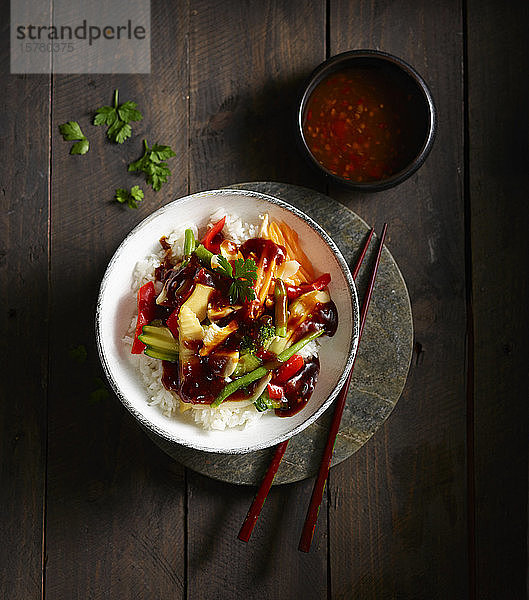 Schüssel mit chinesischem Reis mit Hühnerfleisch und verschiedenen Gemüsesorten