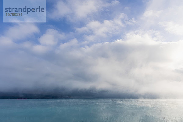 Neuseeland  Ozeanien  Südinsel  Canterbury  Ben Ohau  Wolken über dem Pukaki-See und den Südalpen (Neuseeländische Alpen)