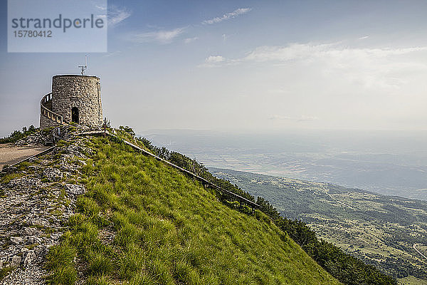 Beobachtungsturm auf dem Vojak-Gipfel  Ucka-Naturpark  Istrien  Kroatien