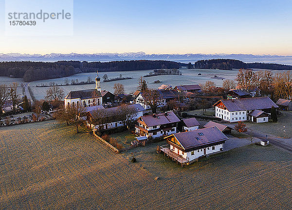 Deutschland  Bayern  Eurasburg  Luftaufnahme eines ländlichen Dorfes in der Winterdämmerung