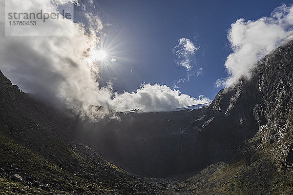 Neuseeland  Blick auf die Sonne  die über dem Homer-Sattel scheint