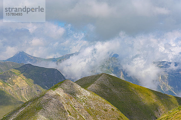 Italien  Umbrien  Sibillini-Gebirge  wolkenbedeckter Berg Vettore