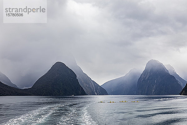 Neuseeland  Ozeanien  Südinsel  Southland  Fiordland National Park  Mitre Peak und Totenwache am Milford Sound