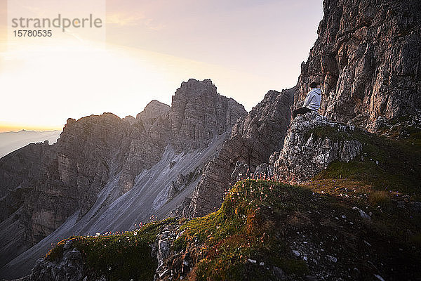 Bergläufer bei einer Pause  Sonnenaufgang in der Axamer Lizum  Österreich
