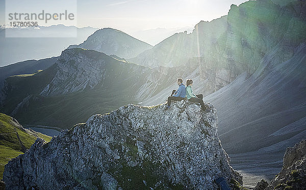 Bergsteiger ruhen sich auf einem Felssporn aus und geniessen die Aussicht  Axamer Lizum  Österreich