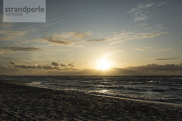 Deutschland  Mecklenburg-Vorpommern  Prerow  Sandstrand der Ostsee bei Sonnenuntergang