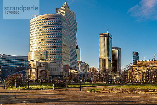Blick auf moderne Wolkenkratzer im Sonnenlicht  Warschau  Polen