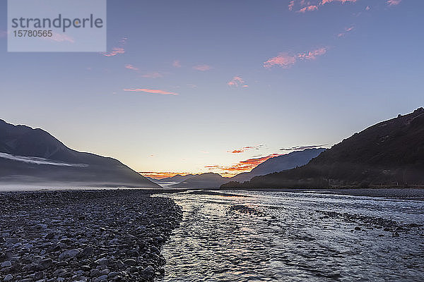 Neuseeland  Grey District  Inchbonnie  Fluss Waimakariri an nebligem Morgen