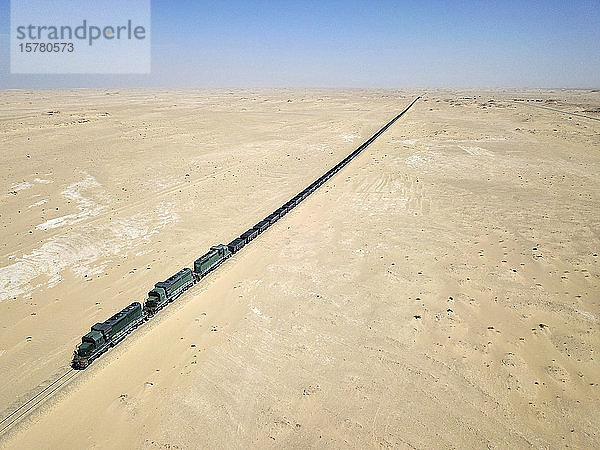 Mauretanien  Nouadibou  Luftaufnahme eines durch die Wüste fahrenden Güterzuges