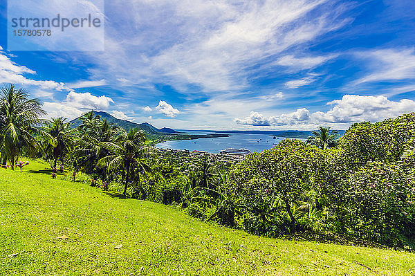 Papua-Neuguinea  Provinz Ost-Neubritannien  Rabaul  Wolken über Palmen  die am grünen Hang der Insel Neubritannien wachsen