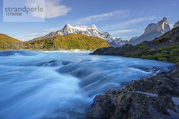 Chile  Provinz Ultima Esperanza  Szenische Ansicht des Wasserfalls Salto Grande mit Cuernos del Paine im Hintergrund