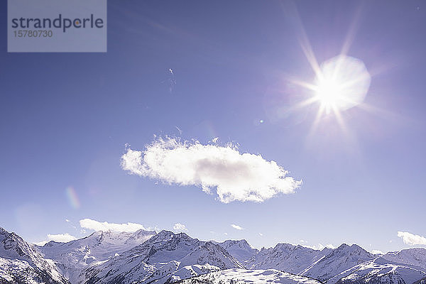 Österreich  Tirol  Sonne scheint über den schneebedeckten Berggipfeln des Zillertals