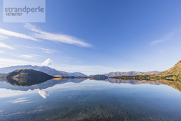 Neuseeland  Queenstown-Lakes District  Wanaka  Hills reflecting in Lake Wanaka