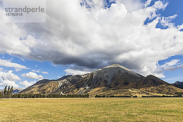 Neuseeland  Grey District  Inchbonnie  Große Wolken über dem Berg im Craigieburn Forest Park