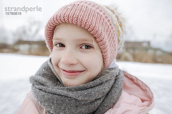 Porträt eines lächelnden Mädchens im Winter