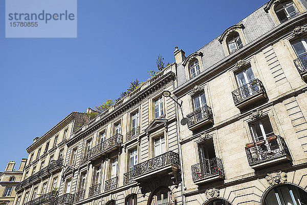 Frankreich  Gironde  Bordeaux  Niedrigwinkelansicht von Fenstern und Balkonen von Altstadtwohngebäuden