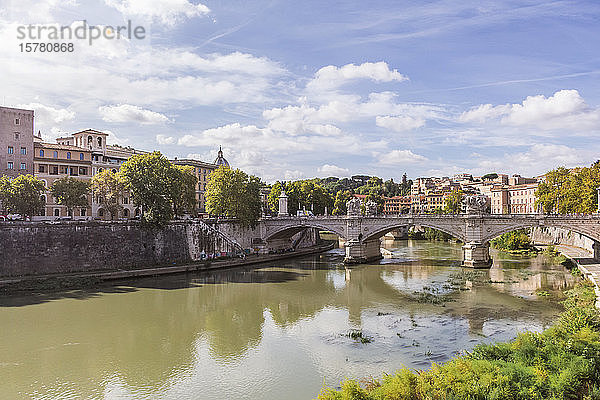 Italien  Rom  Ponte Vittorio Emanuele II an einem sonnigen Tag