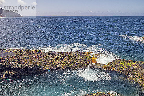 Spanien  La Gomera  Hermigua  Mann auf Klippe am Meerwasserbecken stehend