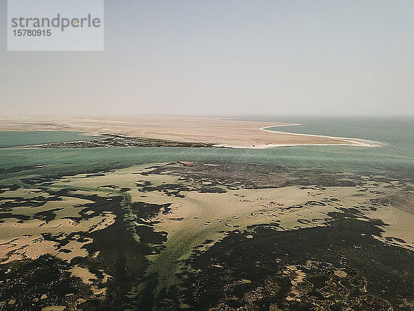 Mauretanien  Nouadibou  Luftaufnahme von Wüste und Ozean