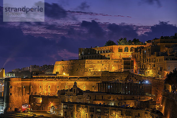 Malta  Valletta  Befestigte Altstadt bei Nacht