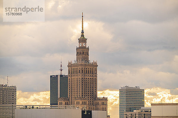 Blick auf den Palast der Kultur und Wissenschaft  Warschau  Polen