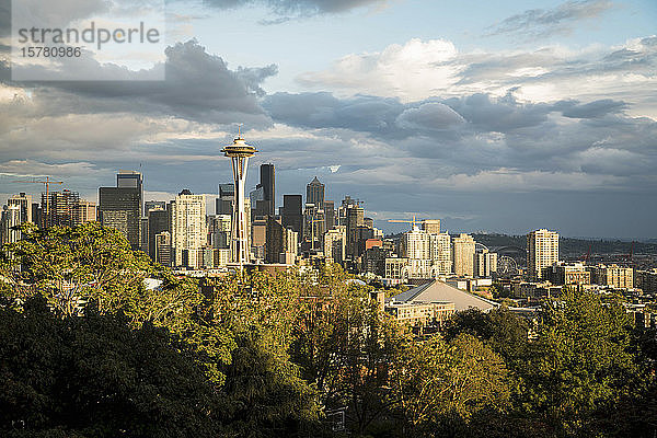 USA  Bundesstaat Washington  Seattle  Skyline bei Sonnenuntergang