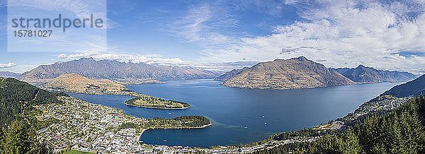 Neuseeland  Otago  Queenstown  Panorama der Stadt am Seeufer mit Cecil Peak und Walter Peak im Hintergrund