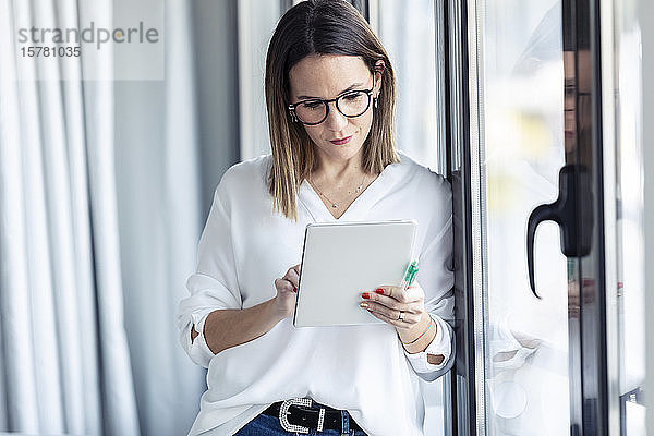 Unternehmerin benutzt digitales Tablett in einem Büro