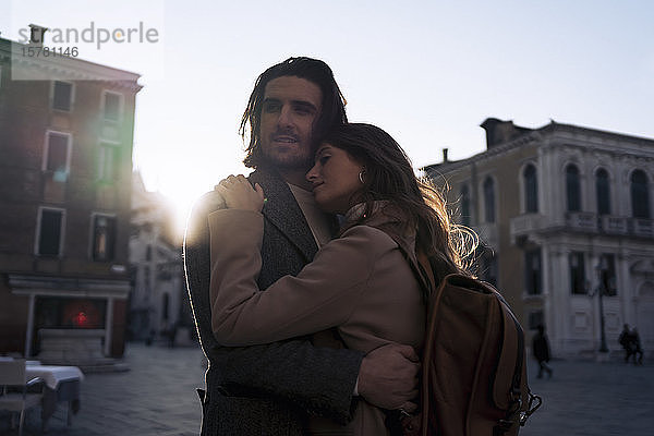 Liebevolles junges Paar in der Stadt Venedig  Italien