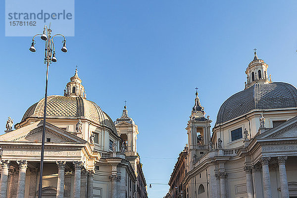 Italien  Rom  Niedrigwinkelansicht von Santa Maria dei Miracoli und Santa Maria in den Kirchen von Montesanto