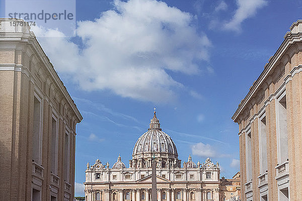Italien  Rom  Vatikan-Obelisk gegen die Peters-Basilika
