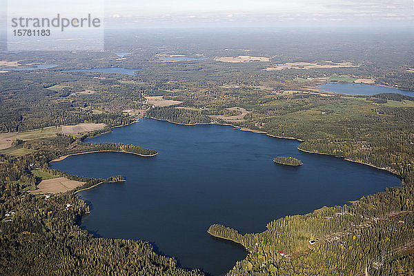 Finnland  Luftaufnahme des blauen Sees