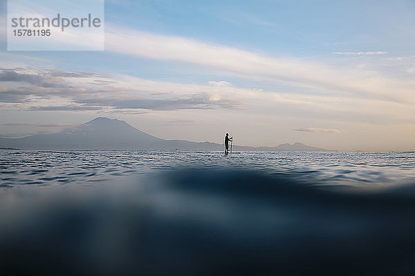 Supersurfer und Vulkan Agung im Hintergrund  Bali  Indonesien