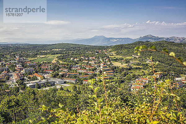 Kroatien  Istrien  Ucka-Naturpark  Blick auf Labin und Vojak