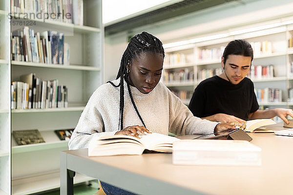 Zwei Studenten lernen in einer Bibliothek