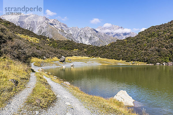 Neuseeland  Ozeanien  Südinsel  Canterbury  Ben Ohau  Südliche Alpen (Neuseeländische Alpen)  Mount Cook National Park  Aussichtspunkt Tasmanischer Gletscher  Blue Lake