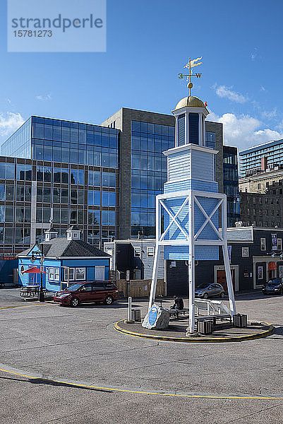 Kanada  Nova Scotia  Halifax  Werftuhr gegen modernes Gebäude