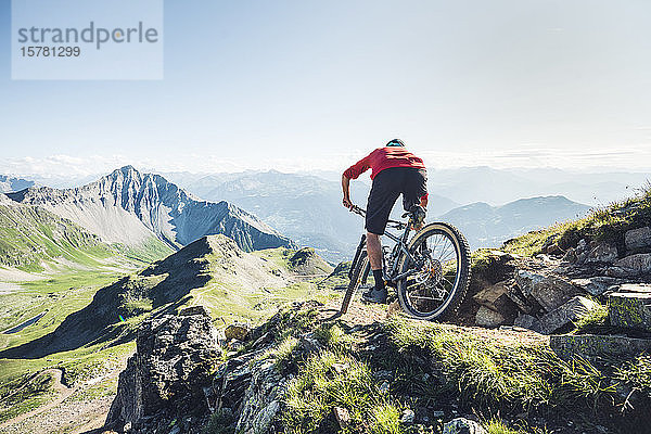 Mountainbiker unterwegs  Graubünden  Schweiz