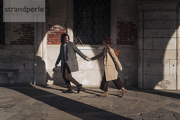 Junges Paar geht Hand in Hand in der Stadt Venedig  Italien