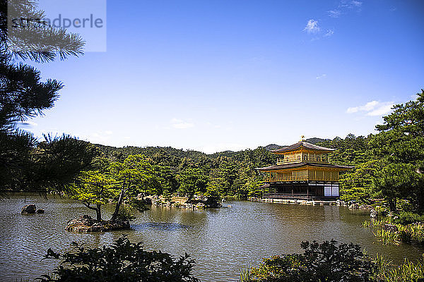 Japan  Präfektur Kyoto  Kyoto  Klarer Himmel über dem buddhistischen Tempel des Goldenen Pavillons