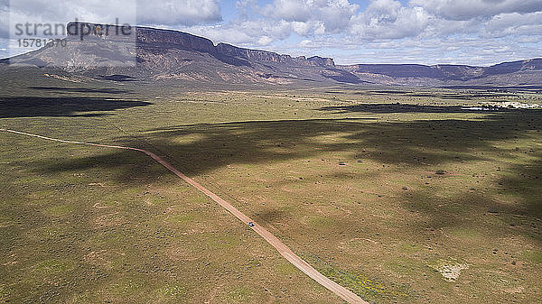 Südafrika  Westkap  Blanco  Luftaufnahme eines weißen 4x4  der auf Feldwegen in Richtung Berge fährt