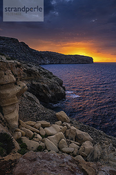 Malta  Felsenküste des Mittelmeers bei Sonnenaufgang