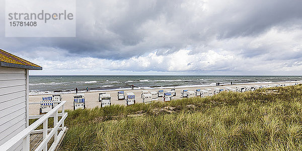 Deutschland  Mecklenburg-Vorpommern  Kuehlungsborn  Kurortstrand und Meer an bewölktem Tag