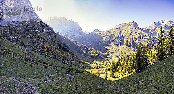 Karwendelgebirge im Herbst  Hinteriss  Österreich