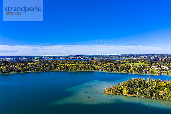 Deutschland  Bayern  Bachern  Kreis Stranberg  Luftaufnahme des Worth-Sees mit der Worth-Insel (auch Mausinsel genannt)