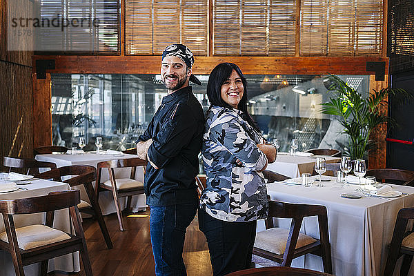 Porträt eines lächelnden Paares im Restaurant