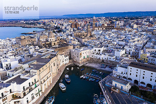 Italien  Apulien  Monopoli  Luftaufnahme des Meeres und der Altstadt bei Sonnenuntergang