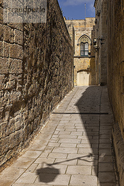 Malta  Mdina  Enge gepflasterte Straße und mittelalterliche Steinmauern in der alten Hauptstadt - Silent City