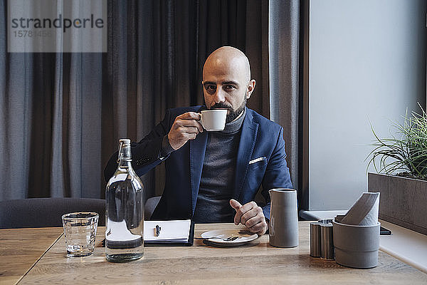 Geschäftsmann  der in einem Cafe arbeitet